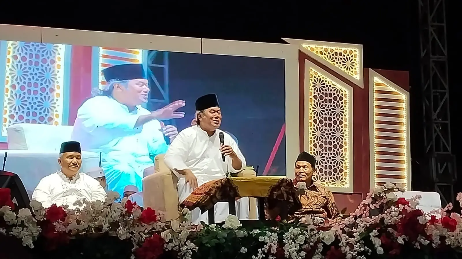 Ribuan Jamaah Padati Bandung Bershalawat, Gus Muwafiq Tekankan Pahami Sejarah Bangsa