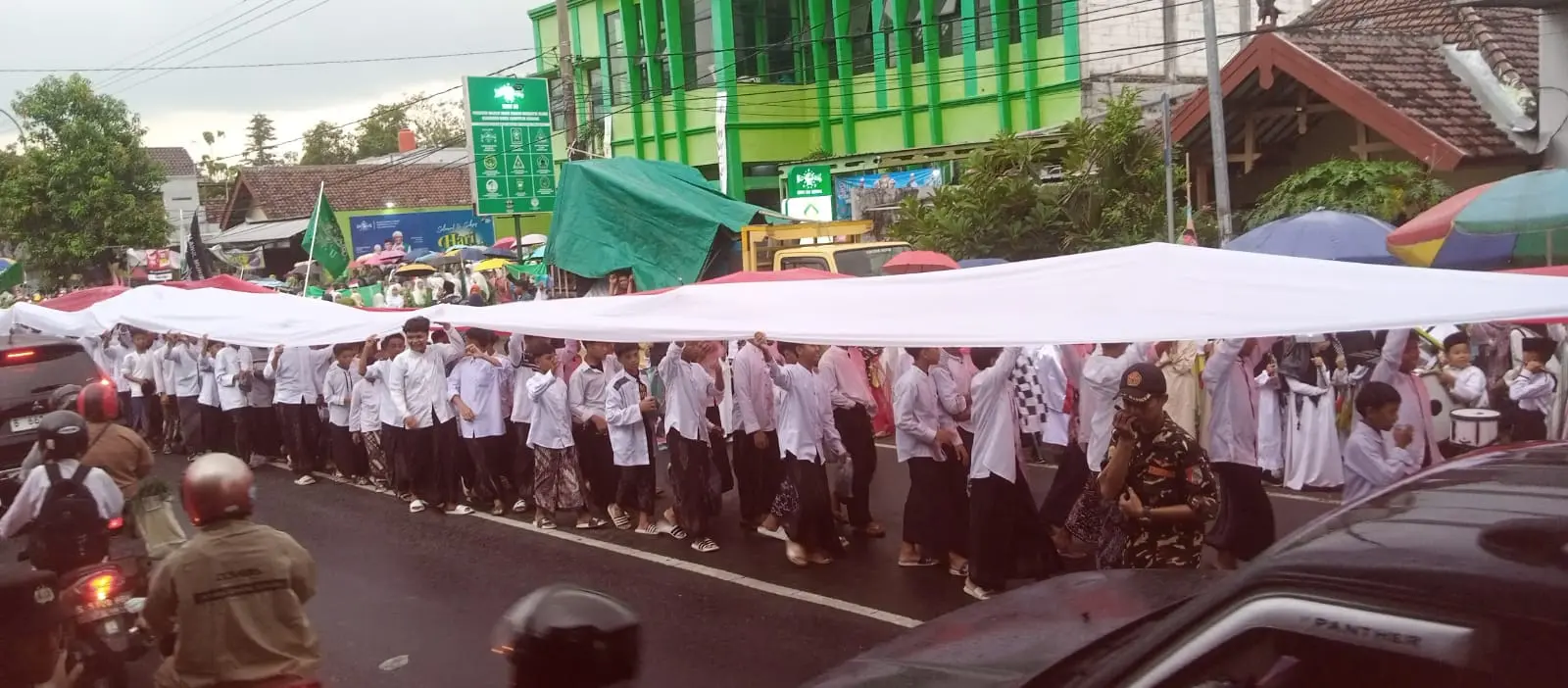 Kirab 3.000 Santri, Serahkan Bendera NU Ke Cucu KH M Hasyim Asy'ari