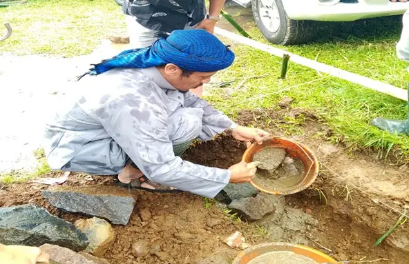 Peletakan batu pertama dilakukan secara simbolis oleh Asyekh Soleh Adduaby