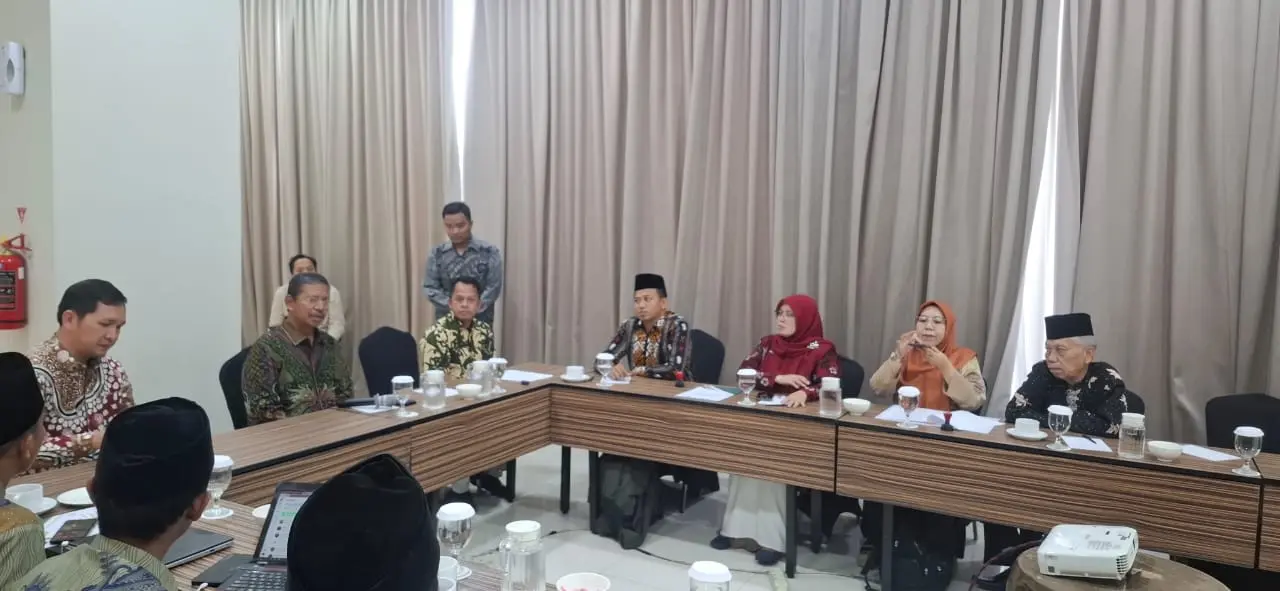 Rektor IAI UW Jombang didampingi Ketua Tim Alih Bentuk Dr. Ali Mustofa, M.Pd.I saat penerimaan SK