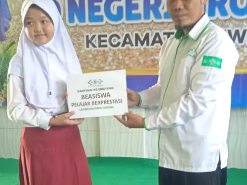 Kaleng NU Wujudkan Mimpi Pelajar Berprestasi, LAZISNU Ranting Grogol Salurkan Beasiswa untuk Siswa Dasar