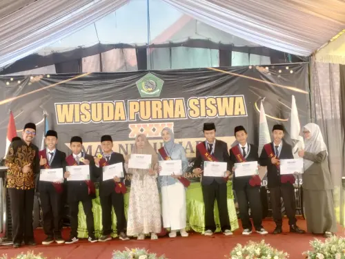 Delapan Wisudawan MA Nurul Jadid Jombang Hafal 30 Juz Al-Qur’an