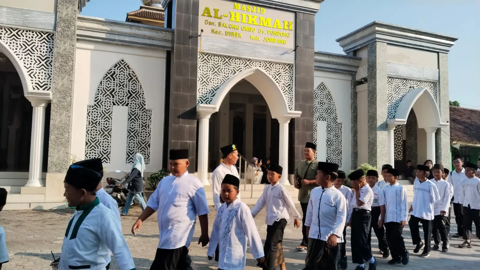 Guru MI Diwek Wujudkan Semangat Berbagi di Bulan Muharam