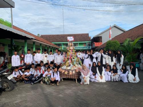 Peringati Maulid Nabi, Siswa Di Jombang Kirab Tumpeng dengan Iringan Sholawat