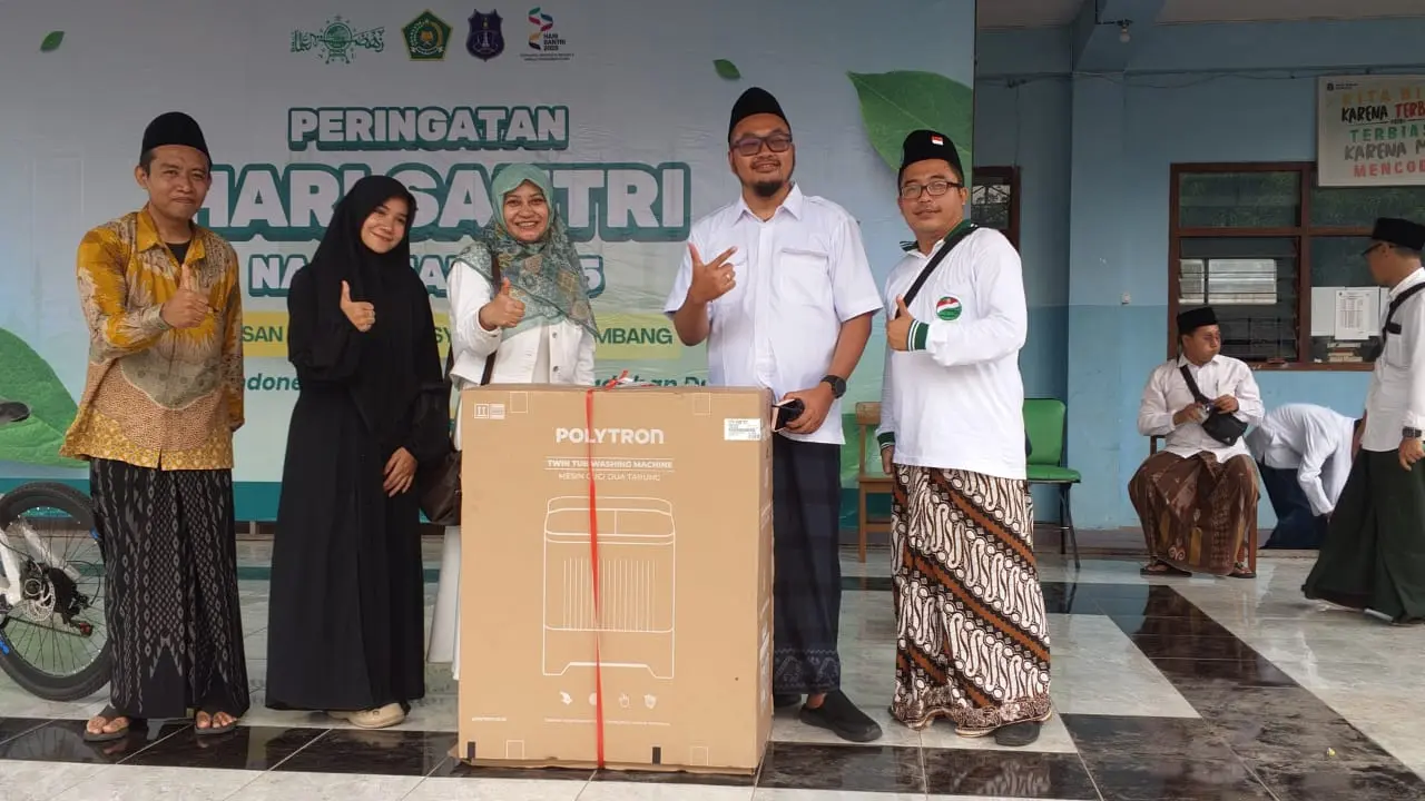 Meriah! Kirab Hari Santri di Pesantren Seblak Hujan Hadiah